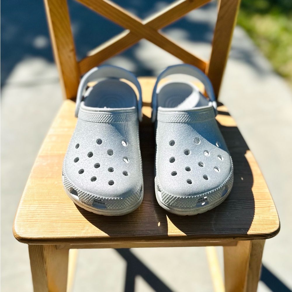 Kids Classic Crocs in great condition. Silver Glitter ✨